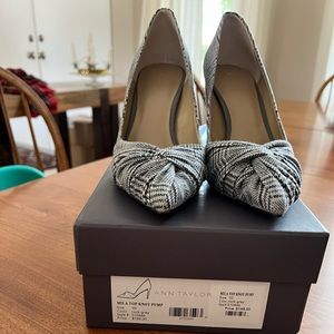 Ann Taylor Mika Top Knot Pump size 10. Rock grey houndstooth print.